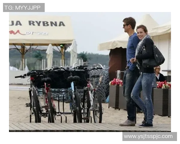 足球明星与女友甜蜜牵手漫步街头展现爱情温馨瞬间